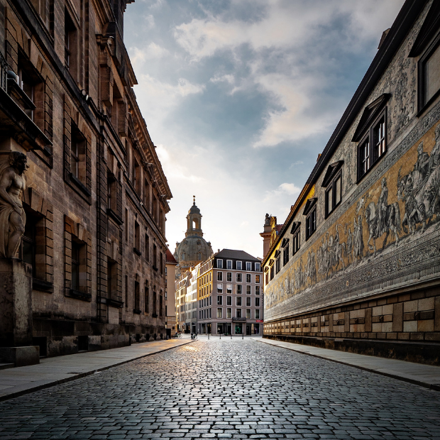 Ruhige Gasse mit historischen Gebäuden